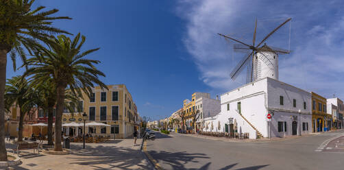 Blick auf Windmühle und Restaurant im historischen Zentrum, Ciutadella, Menorca, Balearen, Spanien, Mittelmeer, Europa - RHPLF22723
