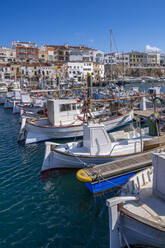 Blick auf Boote im Yachthafen mit Blick auf weiß getünchte Häuser, Ciutadella, Menorca, Balearen, Spanien, Mittelmeer, Europa - RHPLF22725