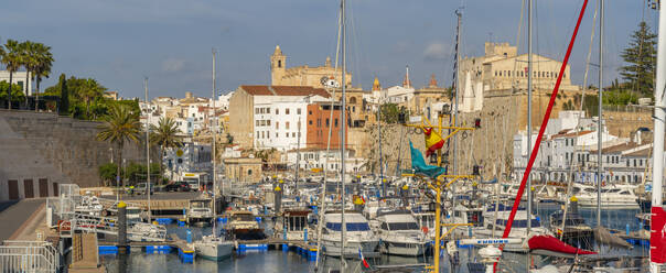 Blick auf Boote im Yachthafen und die Catedral de Santa Maria de Menorca im Hintergrund, Ciutadella, Menorca, Balearen, Spanien, Mittelmeer, Europa - RHPLF22726