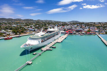 Luftaufnahme eines Kreuzfahrtschiffs, das im touristischen Hafen von St. Johns, Antigua, Leeward Islands, Westindien, Karibik, Mittelamerika, festgemacht hat - RHPLF22734