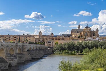 Historische römische Brücke über den Guadalquivir-Fluss mit der Mezquita im Hintergrund, UNESCO-Weltkulturerbe, Cordoba, Andalusien, Spanien, Europa - RHPLF22741