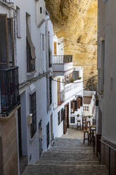 In Felsüberhänge gebaute Behausungen über dem Rio Guadalporcun, Setenil de las Bodegas, Andalusien, Spanien, Europa - RHPLF22751