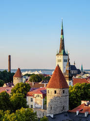 Blick über die Altstadt auf die St. Olafs-Kirche bei Sonnenuntergang, UNESCO-Weltkulturerbe, Tallinn, Estland, Europa - RHPLF22765