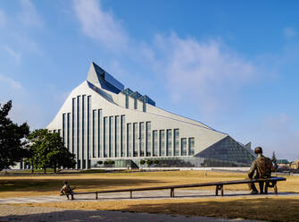 Zwei Rainis-Skulpturen von Aigars Bikse vor der Nationalbibliothek von Lettland, Riga, Lettland, Europa - RHPLF22768