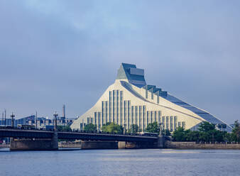 Blick über den Fluss Daugava auf die Nationalbibliothek von Lettland, Riga, Lettland, Europa - RHPLF22770