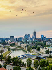 Blick über den Fluss Neris in Richtung Snipiskes, Neues Stadtzentrum, Sonnenuntergang, Vilnius, Litauen, Europa - RHPLF22781