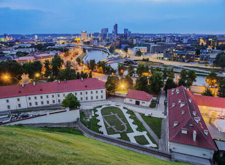 Blick über den Fluss Neris in Richtung Snipiskes, Neues Stadtzentrum, Abenddämmerung, Vilnius, Litauen, Europa - RHPLF22782