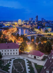 Blick über den Fluss Neris in Richtung Snipiskes, Neues Stadtzentrum, Abenddämmerung, Vilnius, Litauen, Europa - RHPLF22783