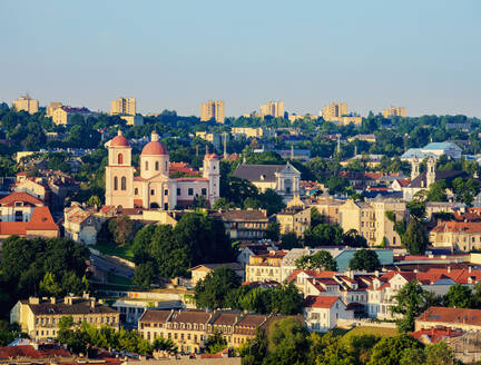 Skyline der Altstadt bei Sonnenaufgang, Blick von oben, Vilnius, Litauen, Europa - RHPLF22784