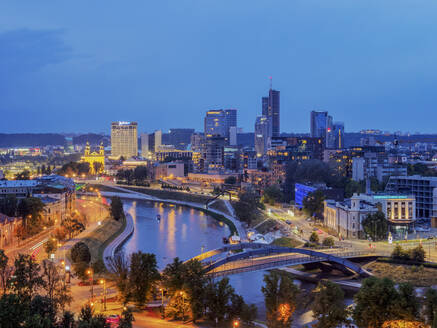 Blick über den Fluss Neris in Richtung Snipiskes, Neues Stadtzentrum, Abenddämmerung, Vilnius, Litauen, Europa - RHPLF22786