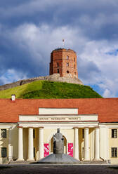 Denkmal für König Mindaugas vor dem Neuen Arsenal und dem Nationalmuseum von Litauen und dem Gediminas-Turm, Vilnius, Litauen, Europa - RHPLF22792