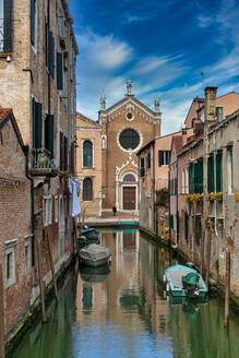 Rio Ca' Brazzo mit seinen typischen venezianischen Häusern und der Kirche Madonna dell'Orto im Hintergrund, Venedig, UNESCO-Weltkulturerbe, Venetien, Italien, Europa - RHPLF22796