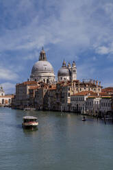 Blick auf den Canal Grande mit der Basilika Santa Maria della Salute im Hintergrund, Venedig, UNESCO-Weltkulturerbe, Venetien, Italien, Europa - RHPLF22799