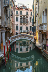 Spiegelungen von Häusern und Brücke im Kanal, Sestiere San Marco, Venedig, UNESCO-Weltkulturerbe, Venetien, Italien, Europa - RHPLF22800