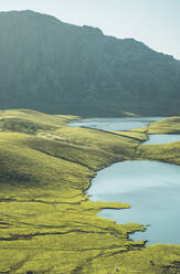 Blick auf die Landschaft an einem sonnigen Tag auf der Insel Corvo, Azoren, Portugal - FVSF00457