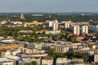 Deutschland, Sachsen, Leipzig, Wohnviertel mit Völkerschlachtdenkmal im fernen Hintergrund - WDF06972