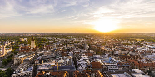 Deutschland, Sachsen, Leipzig, Panoramablick auf das Stadtzentrum bei Sonnenuntergang - WDF06973