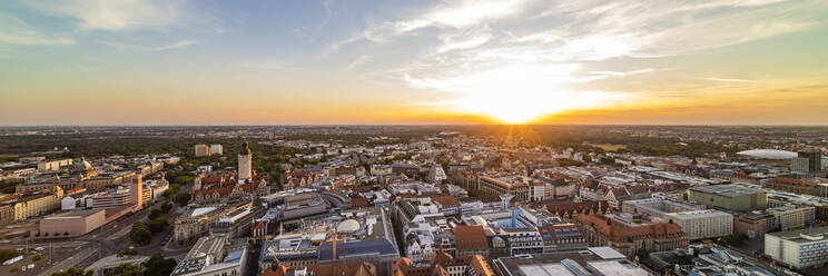 Deutschland, Sachsen, Leipzig, Panoramablick auf das Stadtzentrum bei Sonnenuntergang - WDF06974