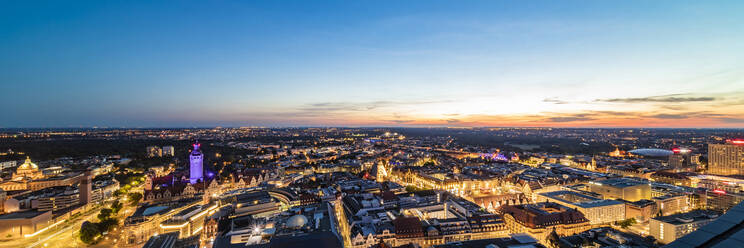 Deutschland, Sachsen, Leipzig, Panoramablick auf das beleuchtete Stadtzentrum in der Abenddämmerung - WDF06976