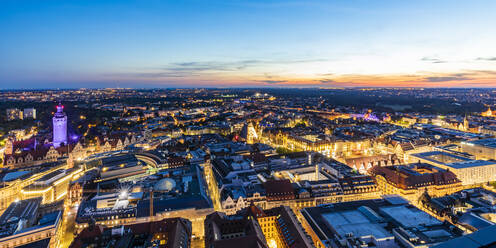 Deutschland, Sachsen, Leipzig, Panoramablick auf das beleuchtete Stadtzentrum in der Abenddämmerung - WDF06977