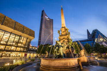 Deutschland, Sachsen, Leipzig, Mendebrunnen in der Abenddämmerung mit City-Hochhaus, Gewandhaus und Paulinum im Hintergrund - WDF06984