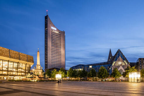 Deutschland, Sachsen, Leipzig, Augustusplatz in der Abenddämmerung mit City-Hochhaus, Gewandhaus und Paulinum im Hintergrund - WDF06985