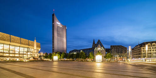 Deutschland, Sachsen, Leipzig, Augustusplatz in der Abenddämmerung mit City-Hochhaus, Gewandhaus und Paulinum im Hintergrund - WDF06986