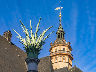 Deutschland, Sachsen, Leipzig, Nikolaisäule mit Turm der Nikolaikirche im Hintergrund - WDF06990