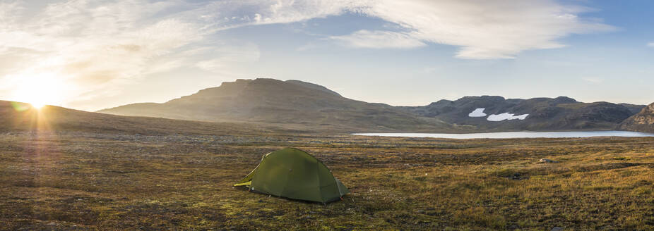 Norwegen, Einsames Zelt auf einer Hochebene im Hardangervidda-Nationalpark bei Sonnenaufgang - HUSF00265