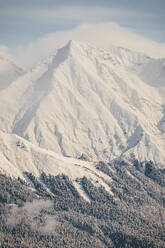 Schöne Aussicht auf die verschneiten Berge - OMIF01039