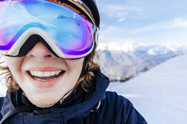 Glückliche Frau mit Skibrille im Winter - OMIF01043