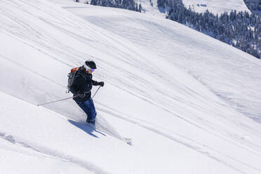 Skifahren auf einem verschneiten Berg - OMIF01054