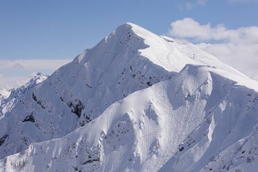 Schneebedeckter Berg an einem sonnigen Tag - OMIF01055