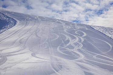 Skispuren unter bewölktem Himmel - OMIF01059