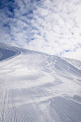 Skispuren auf Schnee unter bewölktem Himmel - OMIF01061