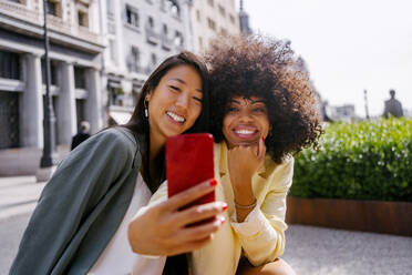 Frau nimmt Selfie mit Freund durch Smartphone - MMPF00215