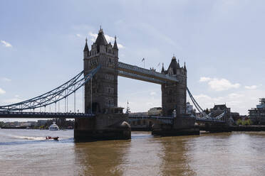 Tower Bridge über die Themse an einem sonnigen Tag, London, England - PNAF04294