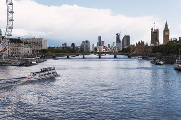 Boot auf der Themse mit Skyline von London, England - PNAF04315