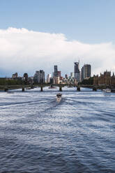 Londoner Skyline mit Themse unter bewölktem Himmel, England - PNAF04316