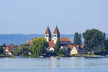 Deutschland, Baden-Württemberg, Reichenau, Bodensee mit Basilika St. Peter und Paul im Hintergrund - WIF04548