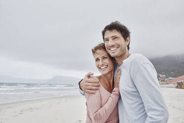 Affecionate couple embracing on the beach - RORF02988