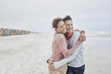 Verliebtes Paar umarmt sich am Strand - RORF02996