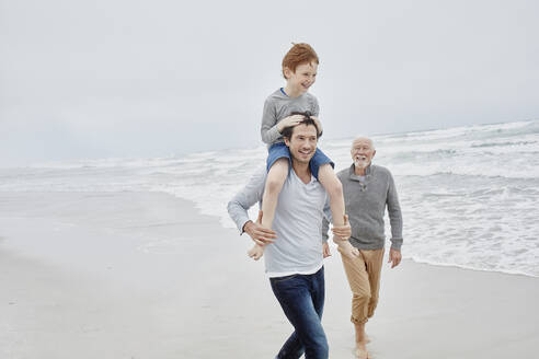 Südafrika, Ostküste, Muizenberg, Familie, Strand, Großvater, Vater, Enkel, Generationen - RORF03007