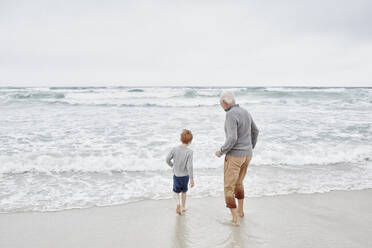 Großvater spielt mit Enkel am Meer - RORF03022