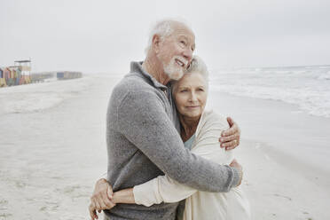Älteres Paar umarmt sich am Meer - RORF03028