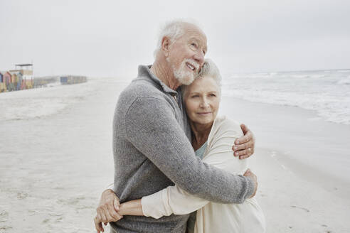 Senior couple embracing at the sea - RORF03028