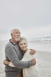 Älteres Paar umarmt sich am Meer - RORF03029
