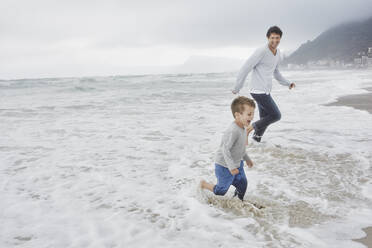 Vater läuft mit seinem Sohn am Strand - RORF03035