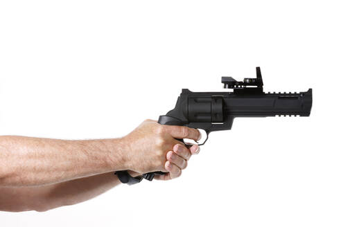 Hände eines Mannes, der eine Waffe vor weißem Hintergrund hält - MAEF13081