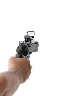 Mann schießt mit Revolver vor weißem Hintergrund - MAEF13082